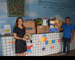 Bibliotecária Clenise e o historiador Marcos receberam parte dos livros arrecadados na campanha