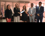 Presidenta Solange, entre Iara, Noredim e Wellington, recebendo o relatório das mãos de Socorro