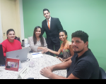 Juíza Ângela com advogado e partes processuais que conciliaram
