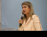 A diretora da EJUD16 abriu o evento e ressaltou o compromisso da Escola em discutir temas de interesse comum