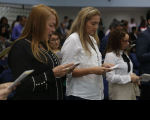 Desembargadora Solange Cordeiro durante um dos momentos de cânticos na cerimônia