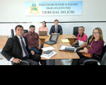 Juiz Bruno Motejunas (ao lado da servidora Ramilla), com as partes processuais e advogados
