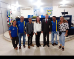 Magistrados Leonardo e Liliana entre participantes da palestra