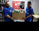 Terceirizados Lucielmo e Tafarel seguram a caixa cheia de lacres arrecadados pela VT de Estreito