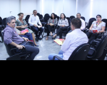Servidores na roda de conversa sobre hipertensão e saúde do coração no prédio-sede