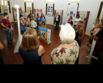 Aline (conjunto preto e blusa branca) deu as boas-vindas aos participantes do XVIII EBJUT