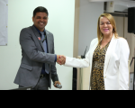 Coordenador de Gestão Estratégica, Estatística e Pesquisa, Marcos Antonio, recebe os cumprimentos da presidenta do TRT-MA, desembargadora Solange Castro Cordeiro.