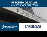 Imagem com fachada do TRT ao fundo e faixa azul com letras brancas escrito Retorno Gradual com Segurança para Todos - Comunicado