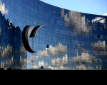 Imagem com fundo azul da fachada do edifício-sede do TST e do CSJT