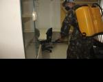 Foto de militar do 24º BIS durante sanitização no TRT-MA