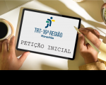 Imagem de duas mãos segurando um tablete com a logomarca da Justiça do Trabalho e as palavras PETIÇÃO INICIAL