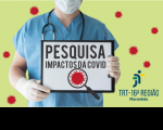 Imagem de um profissional da saúde com um folheto escrito Pesquisa 