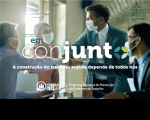 Quatro pessoas de máscara com gesto de reunir esforços, com o slogan "Em conjunto: A construção do trabalho seguro depende de todos nós".