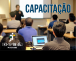 Imagem de uma sala de aula onde se lê em destaque a palavra CAPACITAÇÃO 