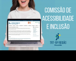 Imagem de uma jovem segurando um notebook aberto mostrando a página da Acessibilidade, num fundo azul onde se lê: COMISSÂO DE ACESSIBILIDADE E INCLUSÃO, e a logomarca do TRT.