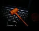 Foto produzida pelo CNJ com imagem de martelo sobre um teclado