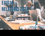 Imagem de pessoas numa sala de reunião, notebooks e outros equipamentos, onde se lê: EJUD16 - RELATÓRIO 2021