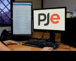 Arte do TRE do Tocantins com imagem de duas telas de computador sobre uma mesa, uma das telas mostra o nome PJe