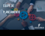Imagem contendo braços e mãos de pessoas numa mesa de reunião, e de engrenagens, referente à notícia sobre equipe de planejamento 
