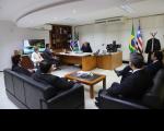 Todos sentados. Ao centro, o presidente do TRT Maranhão, desembargador Carvalho Neto e ao redor os representantes da OAB Maranhão