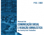 Imagem da capa do Manual de Comunicação Social e Redação Jornalística da Justiça do Trabalho, com coluna à direita em fundo branco,  com informações sobre o manual, e coluna à esquerda, com fundo azul e imagens de profissionais e instrumentos de comunicação