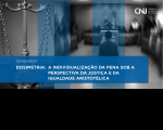 Imagem criada pelo CNJ com fundo cinza escuro, duas colunas verticais na cor azul, contendo imagem desfocada de um plenário do Judiciário, em primeiro plano a imagem de uma balança, e uma faixa azul na parte inferior com informações sobre o seminário “Dosimetria: A individualização da pena sob a perspectiva da justiça e da igualdade aristotélica”