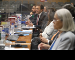 Imagem do plenário do Conselho Nacional de Justiça, conselheiros sentados participando da 347ª sessão ordinária do CNJ, com destaque para o conselheiro Márcio Luiz Freitas, que está falando ao microfone. Na bancada alguns microfones, teclados, garrafas de água, livros e outros objetos