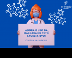 Imagem em fundo azul, com desenhos de vírus ao fundo, e ilustração de uma mulher de cabelo ruivo, usando jaleco branco, óculos escuros e máscara azul, com estetoscópio no ombro, segurando um cartaz onde se lê: Agora o uso de máscara no TRT é facultativo! Continue se cuidando! acima, a logomarca do TRT