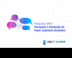 Imagem do logo da pesquisa, com quatro balões de conversa e uma balança em tons mesclados de rosa, lilás e azul, mais o nome da pesquisa em lilás e logos dos parceiros, tudo em fundo branco.