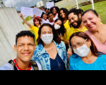Foto de alunos da Escola Luís Alves Ferreira juntamente com a gestora da Escola, Sandra Torres, que está de máscara branca e blusa azul, atrás dela a juíza Liliana Bouéres, e do outro lado a auditora fiscal do trabalho Léa Cristina da Costa Silva, da Superintendência Regional do Trabalho no Maranhão