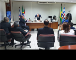 Foto de presidente do Tribunal, desembargador Carvalho Neto (ao centro); do juiz auxiliar da Presidência, Saulo Fontes (à esquerda); diretora-geral, Fernanda Marques (à direita); e outros gestores do Tribunal (de costas), reunidos no Gabinete da Presidência