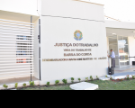Foto da fachada principal da sede da Vara do Trabalho de Barra do Corda com o brasão do Poder Judiciário, cuja sede leva o nome da desembargadora já falecida do TRT-MA Maria Ione Martins de Araújo
