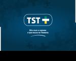 Imagem em fundo em azul degradê contendo uma figura geométrica e dentro está escrito TST+, logo abaixo está escrito Dê o play e confira o que rolou no Tribunal