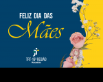 Imagem em formato de cartão em fundo azul e amarelo, com arranjo de flores, destacando-se rosas na cor rosa, e a frase FELIZ DIA DAS Mães (letras nas cores branca e amarela), e abaixo a logomarca do TRT-16