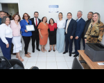 Foto na Sala de Advocacia da VT de Pedreiras com a presença do juiz Leonardo Ferreira (terno azul), de advogados, familiares do advogado Benedito Lemos, do diretor de secretaria da VT de Pedreiras, Luiz Sales, e outros advogados