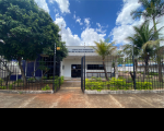 Foto da fachada da Vara do Trabalho de Estreito, no sudoeste do Maranhão, onde se vê no primeiro plano uma cercadura de ferro e algumas plantas e, em segundo plano, a fachada da vara trabalhista onde está escrito, na parte superior: Justiça do Trabalho, Vara do Trabalho de Estreito