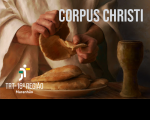 Foto representativa das mãos de Jesus partindo o pão acima de um prato com outros pães e com um cálice de madeira no canto inferior direito, sobre uma mesa. No topo, à direita, a inscrição Corpus Christi em letras brancas. No canto inferior esquerdo, a logo do TRT-16 na versão branca.