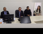 Foto da bancada da sala de audiência da Vara do Trabalho de Caxias, durante a abertura da correição, com a presença do corregedor regional do TRT-16, desembargador Gerson de Oliveira, que está entre os juízes Fábio Sousa (à esquerda) e Higino Galvão, que estão de terno escuro, sentados, e da presidente da Subseção da OAB de Caxias, Amanda Mesquita, que está usando blusa bege