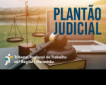 Foto de uma mesa com um martelo de juiz sobre um livro, ao centro, em primeiro plano. Em segundo plano, à esquerda, uma balança dourada da justiça e, à direita, um notebook prateado aberto. Ao fundo, paisagem de jardim ao por do sol. Inscrição Plantão Judicial em azul marinho no canto superior direito. Logomarca do TRT-MA, na versão branca, no canto inferior esquerdo.