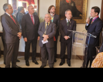 Seis autoridades masculinas em pé, lado a lado na solenidade de condecoração do TJ-MA.