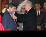 Desembargador Froz Sobrinho em ato de condecoração do ministro Caputo Bastos, sendo observados por outros dois desembargadores.