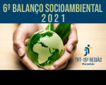 Imagem com fundo  nude e tarja azul marinho, mostrando o globo terrestre em tons de verde entre duas mãos, além de duas folhas verdes. Acima, na tarja azul, está escrito: 6º BALANÇO SOCIOAMBIENTAL 2021. Abaixo, à direita, a logomarca do TRT da 16ª Região, na cor azul.