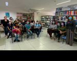 Foto de estudantes e professoras do curso de Biblioteconomia da Universidade Federal do Maranhão, e das servidoras Nonata Teixeira e Mary Rose e estagiárias Kátia e Vanessa do Setor de Biblioteca e Gestão Documental do TRT-16. Os professores e estudantes estão sentados. Em primeiro plano, à direita, em pé, Nonata Teixeira. Também em pé, à esquerda, Mary Rose e a estagiária Vanessa.