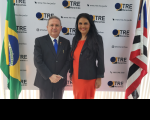 Presidente Carvalho Neto e conselheira Tânia Reckziegel à frente de parede com inscrições do TRE-MA e ladeados pelas bandeiras do Brasil (esquerda) e do Maranhão (direita).