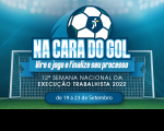 Arte do CSJT para a Semana Nacional da Execução Trabalhista. Imagem em tons de azul e branco, onde se vê uma bola nas cores azul marinho, branca e detalhes verdes. No centro da bola, a logomarca da Justiça do Trabalho. Abaixo e atrás a imagem de uma trave. Abaixo da bola, o texto em letras brancas: Na Cara do Gol. Vire o jogo e finalize seu processo. 12ª Semana Nacional da Execução Trabalhista 2022. 19 a 23 de setembro.