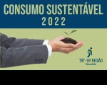 Imagem em fundo verde cana com tarja azul, onde se vê duas mãos juntas segurando a terra com uma planta. Na tarja azul está escrito CONSUMO SUSTENTÁVEL 2022, na cor verde cana. Abaixo, à direita, a logomarca regional da Justiça do Trabalho na cor azul.