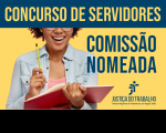 Imagem com fundo amarelo e tarja azul marinho no topo. Na tarja azul, vê-se a inscrição CONCURSO DE SERVIDORES em amarelo. Na parte amarela, vê-se uma mulher negra sorrindo, com cabelos encaracolados, usando óculos, vestindo uma jaqueta azul clara sobre camiseta rosa, segurando nas mãos um caderno de capa vermelha e um lápis amarelo. Vê-se também a inscrição COMISSÃO NOMEADA e a logomarca do TRT-MA, ambos na cor azul. 