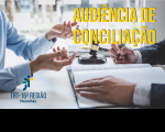 Mãos masculinas gesticulando em frente a mãos masculinas escrevendo sobre um livro grande, ao lado de um martelo de juiz. No canto superior direito, texto amarelo, onde se lê AUDIÊNCIA DE CONCILIAÇÃO. No canto inferior esquerdo, a logomarca do TRT-16 na versão colorida.