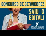 Imagem com fundo azul marinho e tarja amarela no topo. Na tarja amarela, vê-se a inscrição CONCURSO DE SERVIDORES em azul. Na parte azul, vê-se uma mulher negra sorrindo, com cabelos encaracolados, usando óculos, vestindo uma jaqueta azul clara sobre camiseta rosa, segurando nas mãos um caderno de capa vermelha e um lápis amarelo. Vê-se também a inscrição SAIU O EDITAL! em amarelo e a logomarca do TRT-MA, na versão branca.