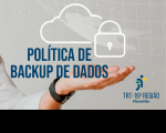 Imagem em fundo cinza com a ilustração de uma nuvem, cadeado e o parte do globo terrestre, e abaixo uma mão masculina segurando o texto POLÍTICA DE BACKUP DE DADOS. Abaixo, a logomarca do TRT da 16ª Região na cor azul.